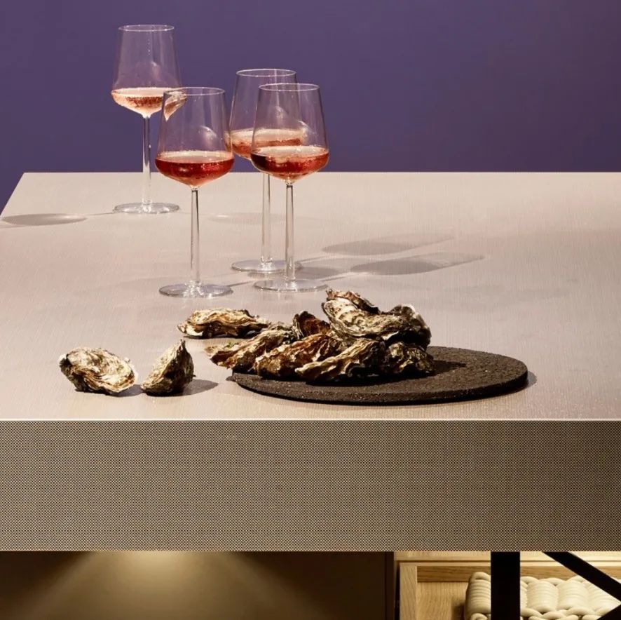 像寶石一樣珍貴而美麗的廚房！ 精致的Laminam 表面 Filo Oro 具有迷人的質感。